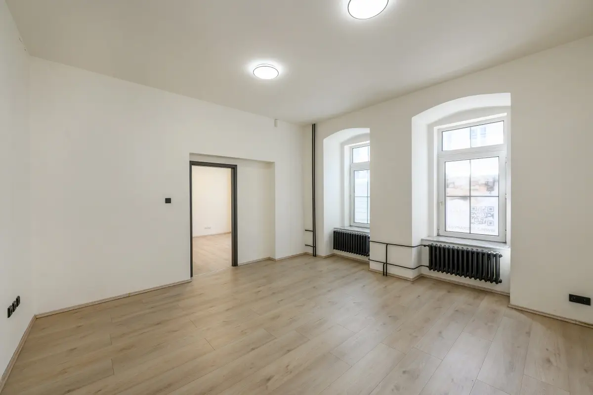 Kancelář s klenutým oknem a litinovým radiátorem v ETI Business Centre